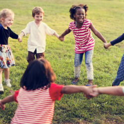 Recreação infantil no playground